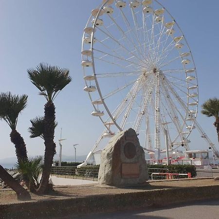 T2 Climatise A 5 Minutes A Pied De La Plage Avec Parking, Piscine Et Wifi Frejus Bagian luar foto