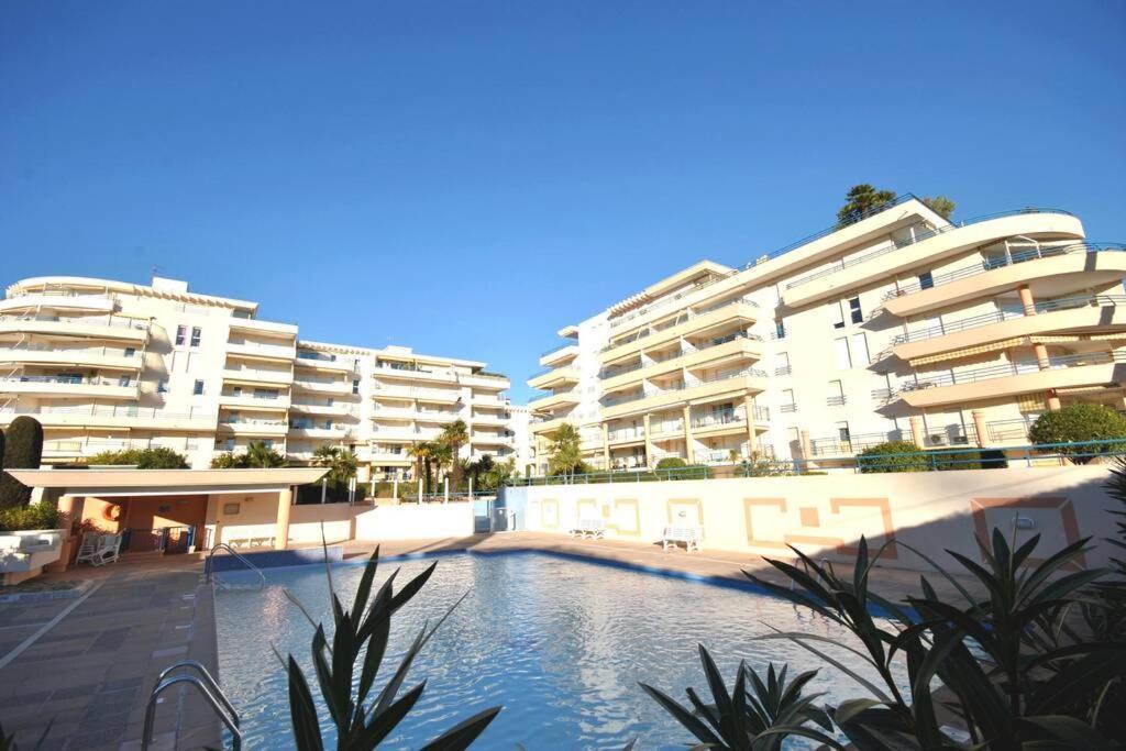 T2 Climatise A 5 Minutes A Pied De La Plage Avec Parking, Piscine Et Wifi Frejus Bagian luar foto