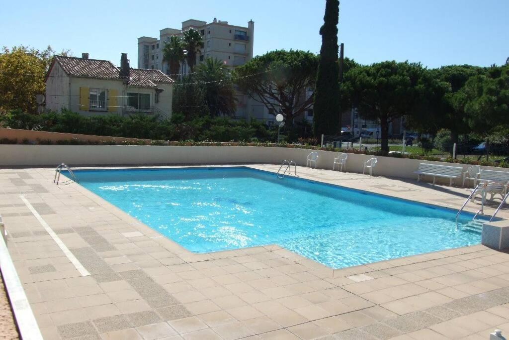 T2 Climatise A 5 Minutes A Pied De La Plage Avec Parking, Piscine Et Wifi Frejus Bagian luar foto